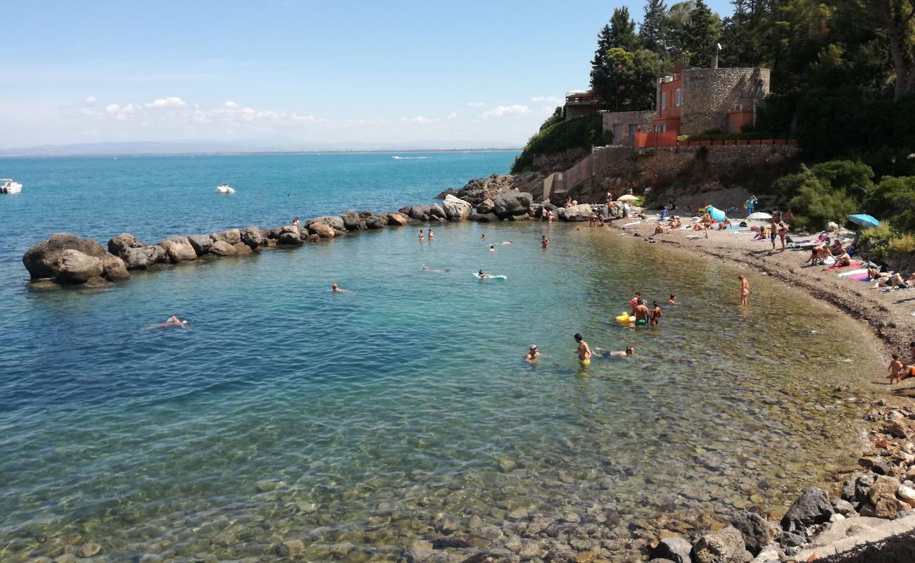 Фото Spiaggia della Bionda с песок с камнями поверхностью