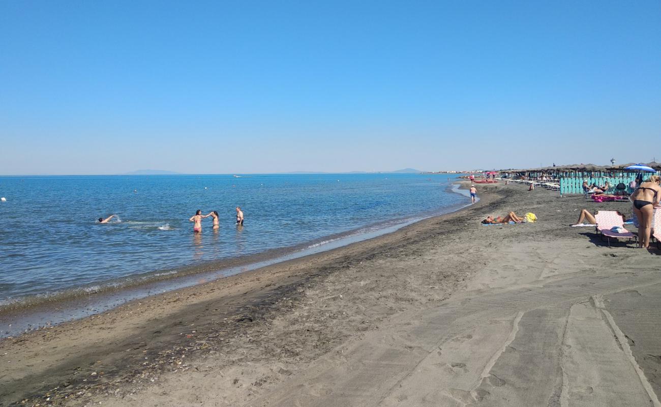 Фото Lido di Tarquinia beach с темный песок поверхностью