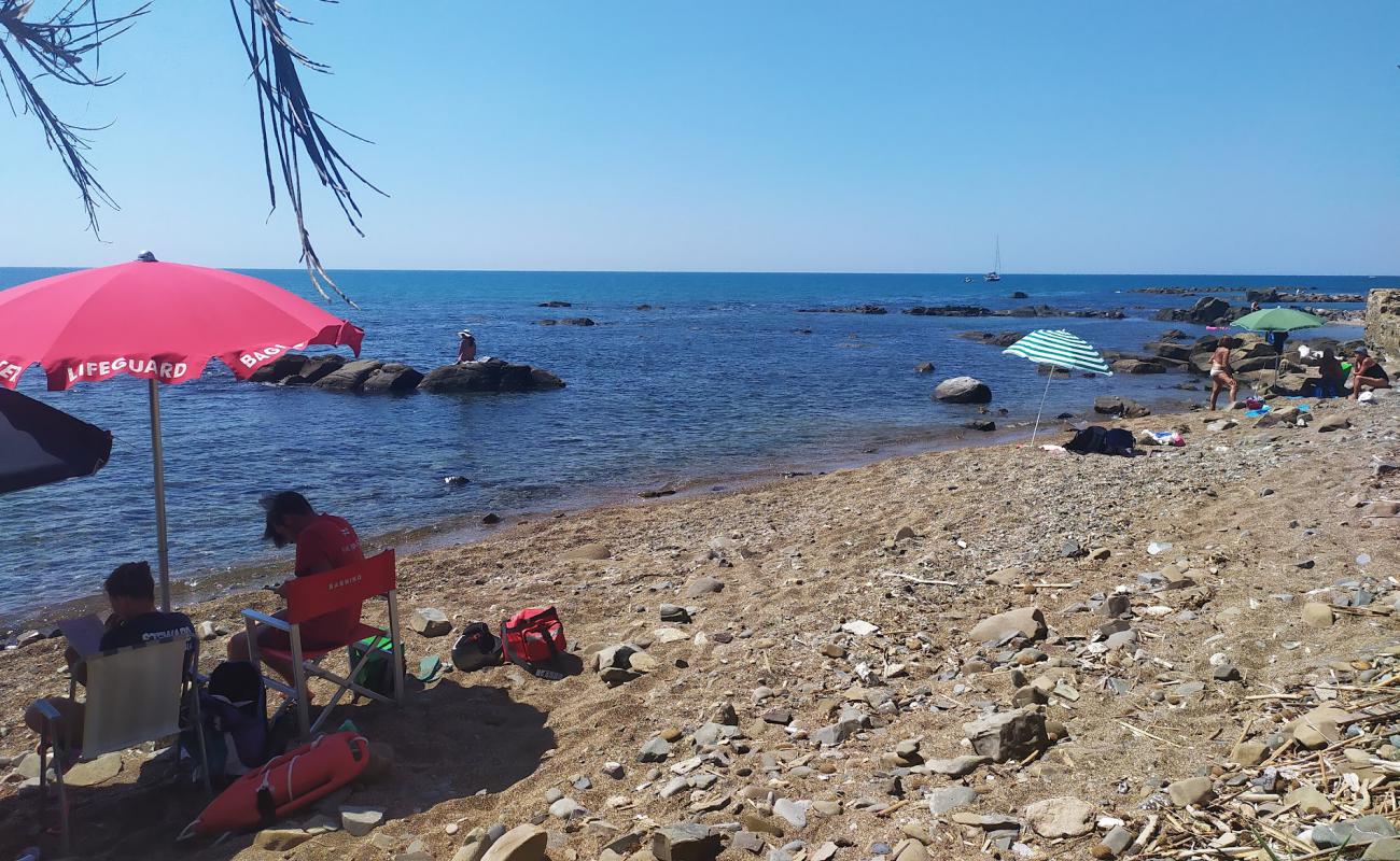 Фото La spiaggia bella с серая чистая галька поверхностью