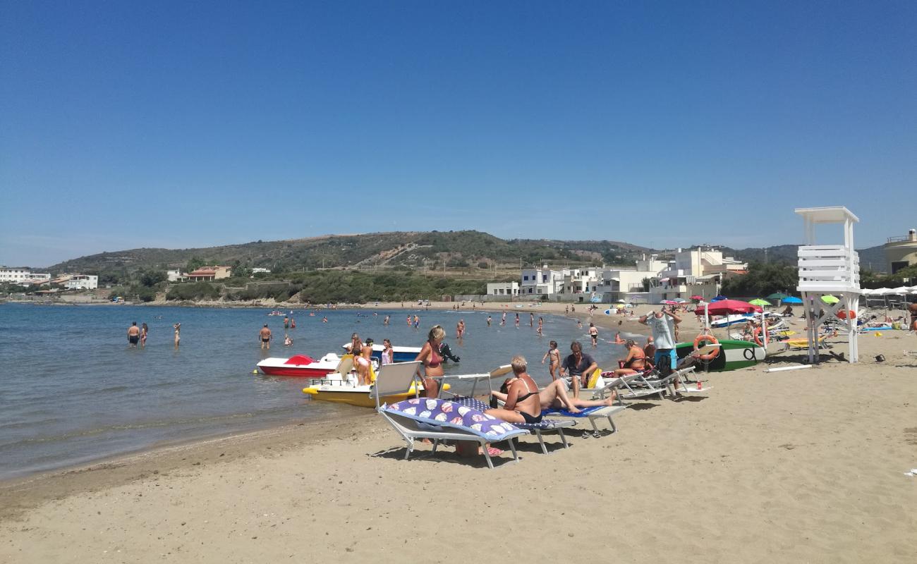 Фото Spiaggia "la Toscana" с темный песок поверхностью