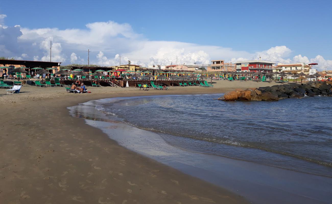 Фото Il Covo Beach с темный песок поверхностью