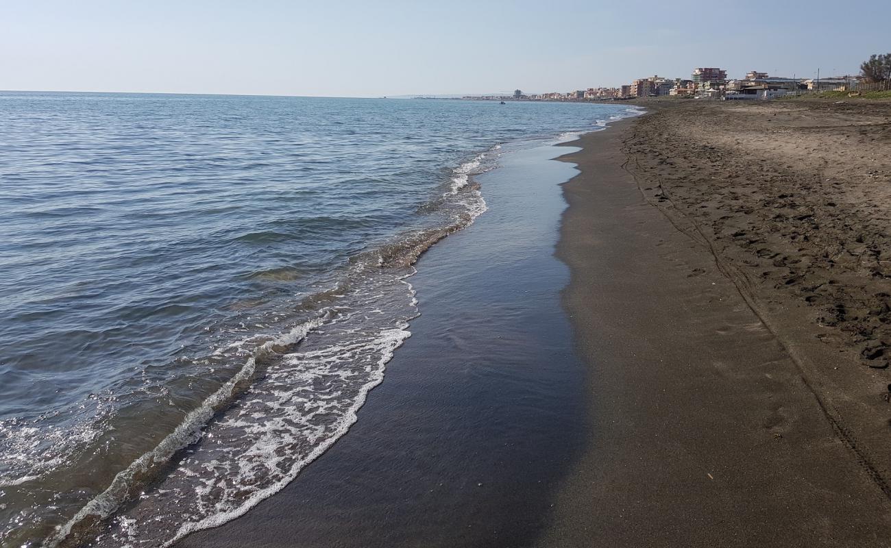 Фото Bau Beach Ladispoli с темный песок поверхностью