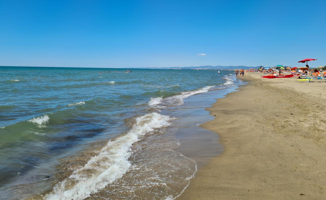 Фото Spiaggia libera di Fregene с темный песок поверхностью