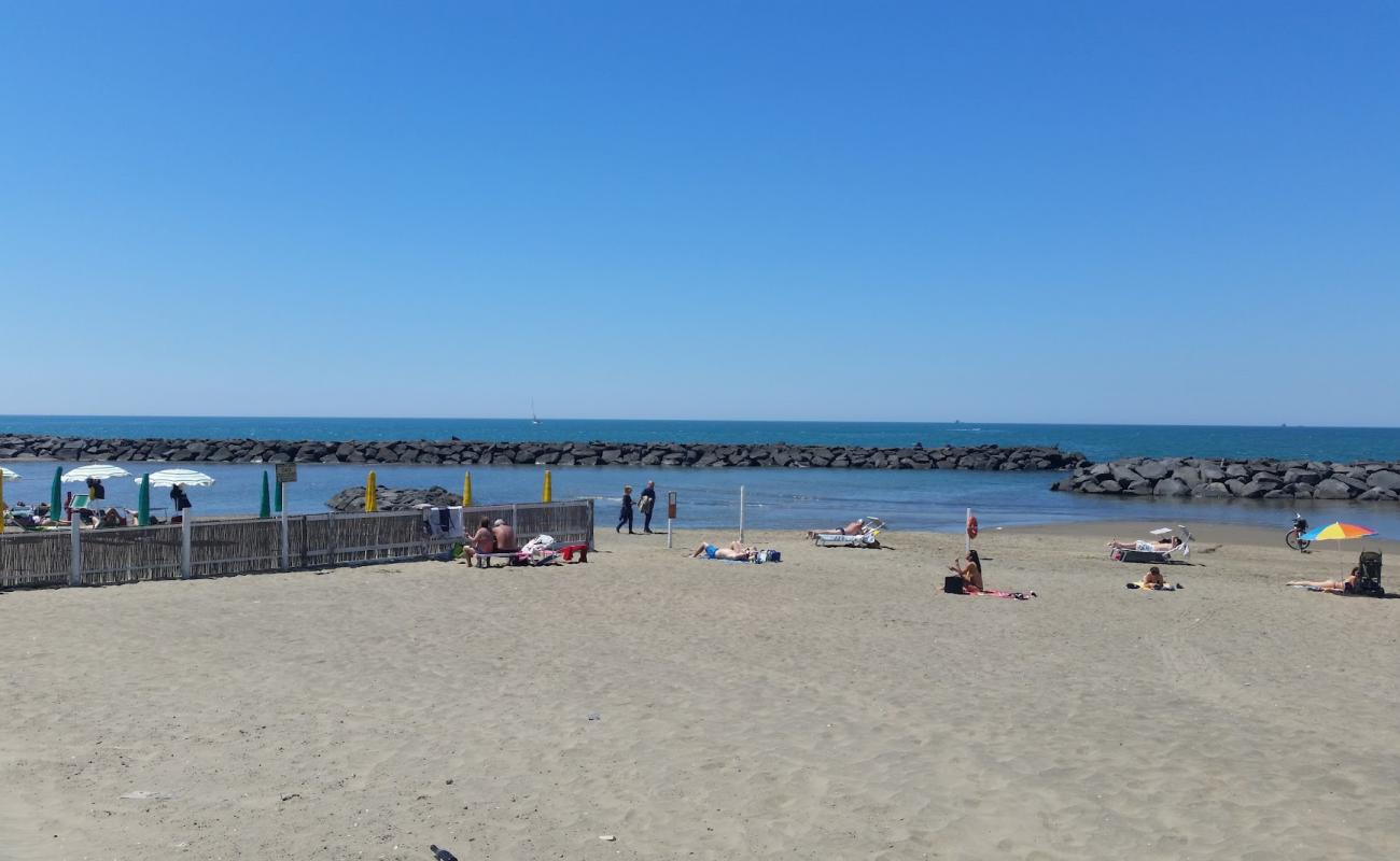 Фото Spiaggia Di Coccia Di Morto с темный песок поверхностью