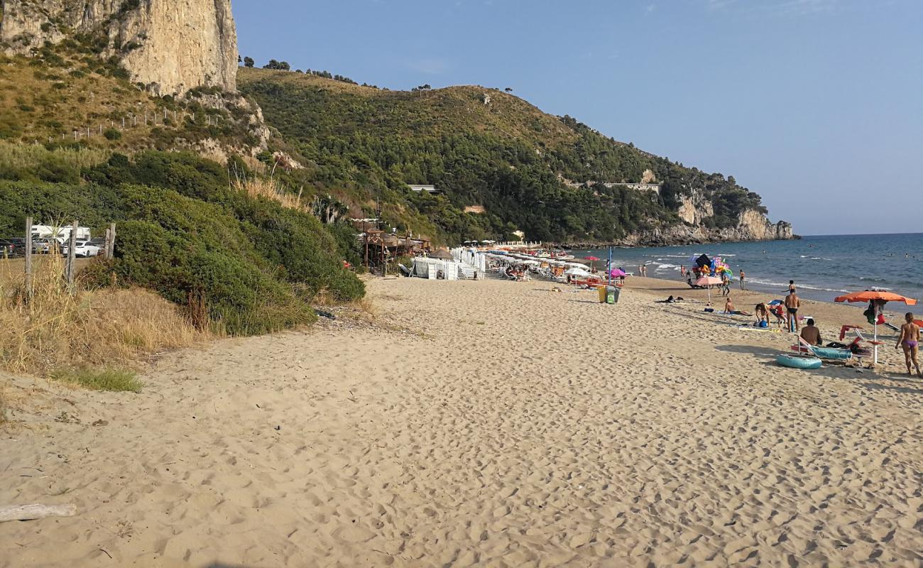 Фото Spiaggia libera Sperlonga с темный чистый песок поверхностью