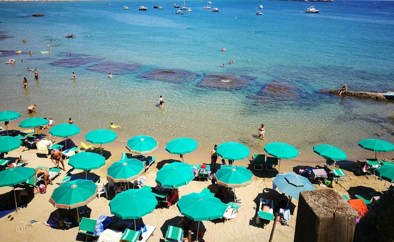 Фото Spiaggia di Fontania с темный чистый песок поверхностью