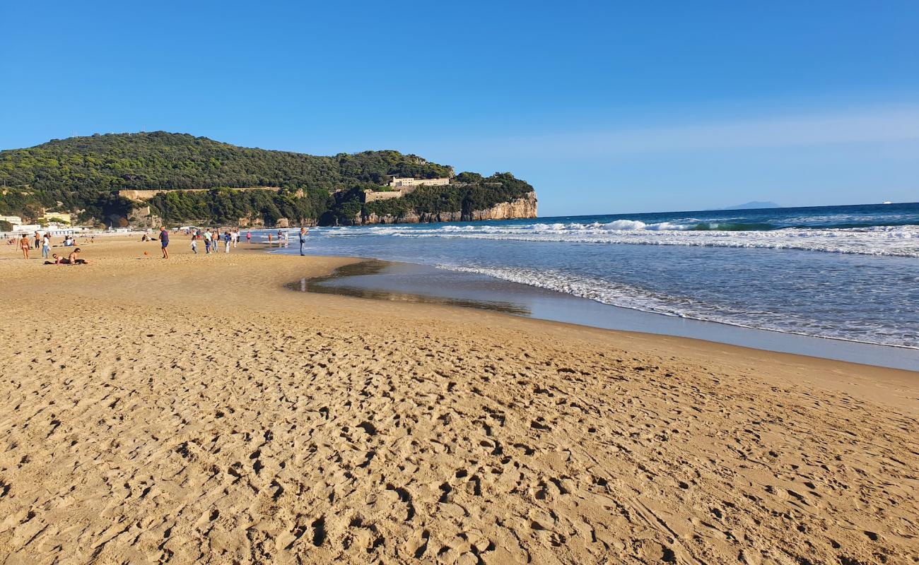 Фото Spiaggia di Serapo с темный чистый песок поверхностью