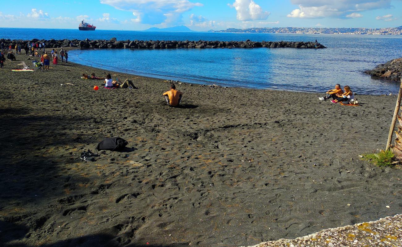 Фото Spiaggia Delle Mortelle с серый песок поверхностью