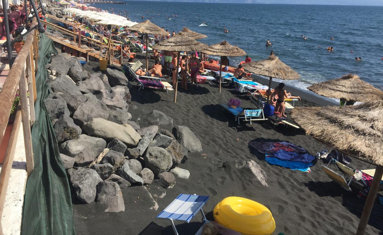 Фото Spiaggia di via Litoranea с серый песок поверхностью