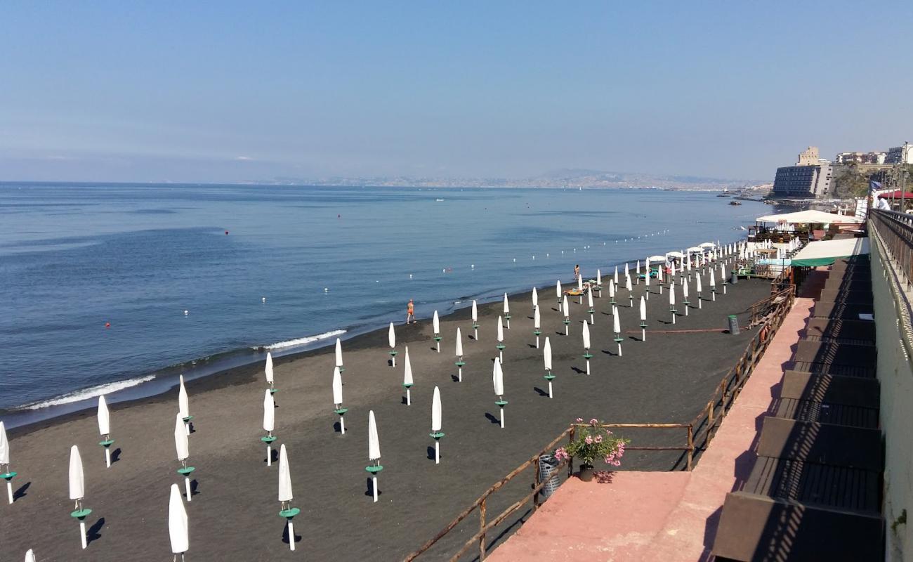 Фото Spiaggia di via Litoranea II с серый песок поверхностью