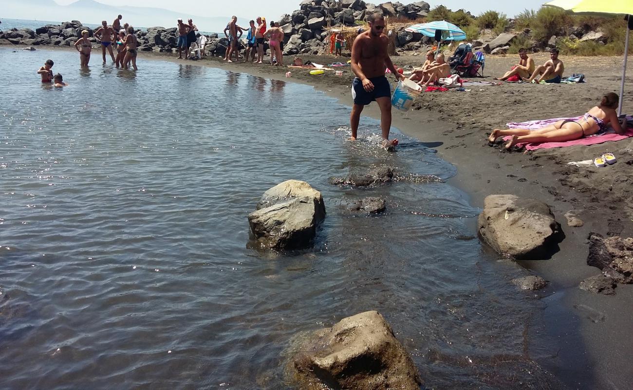 Фото Oncino beach с серый песок поверхностью