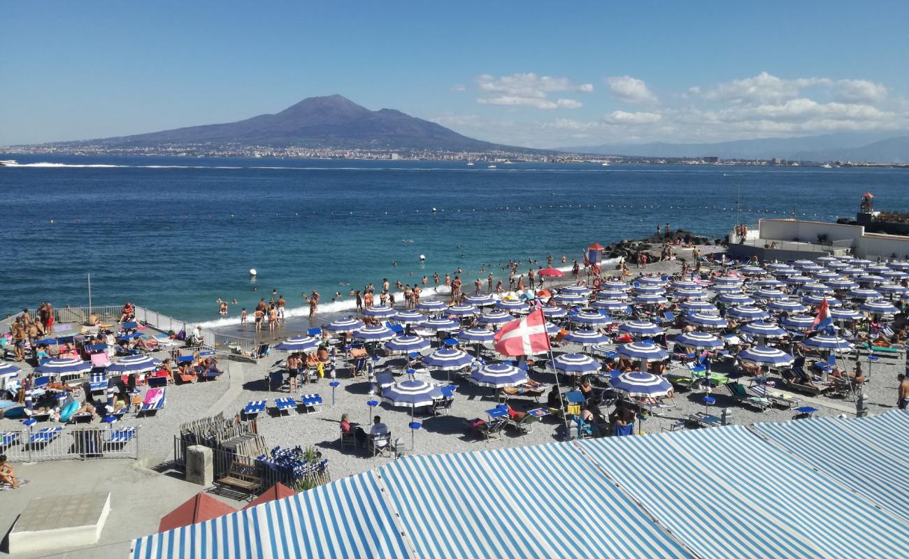 Фото Pozzano beach с серая чистая галька поверхностью