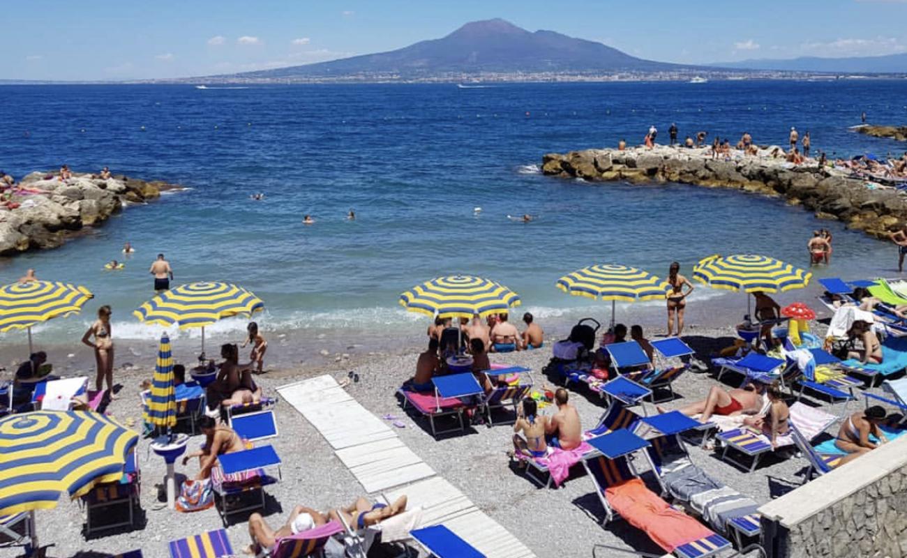 Фото Simone Catello beach с серая чистая галька поверхностью