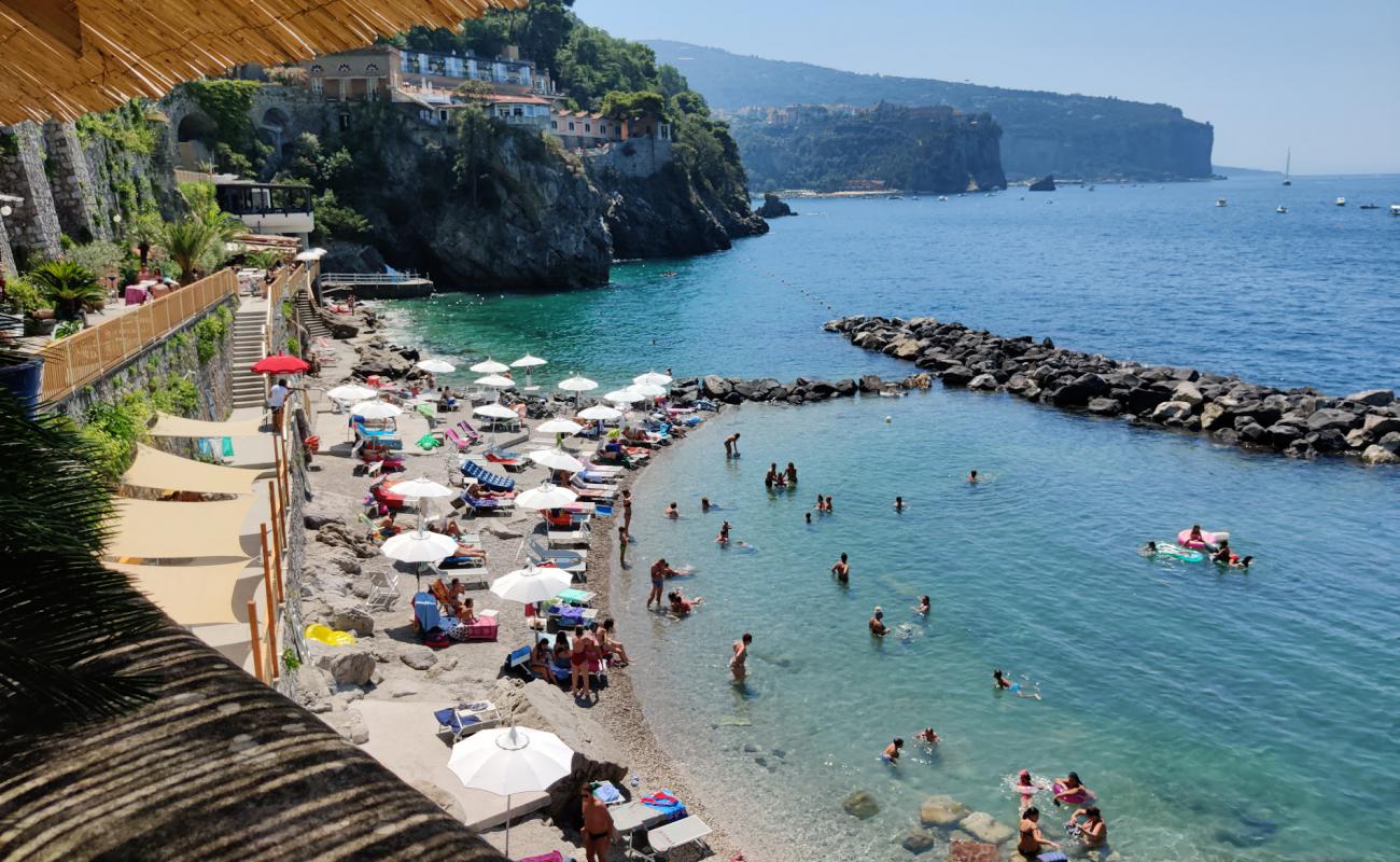 Фото Scrajo Mare Lido с серая чистая галька поверхностью