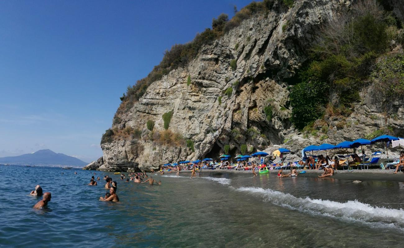 Фото La Tartaruga beach с серая чистая галька поверхностью