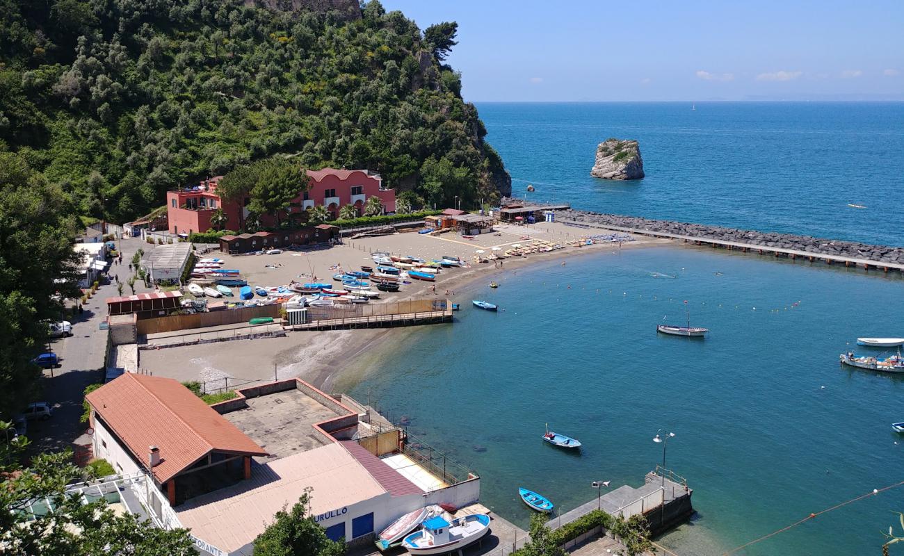 Фото Spiaggia Vico Equense с песок с галькой поверхностью