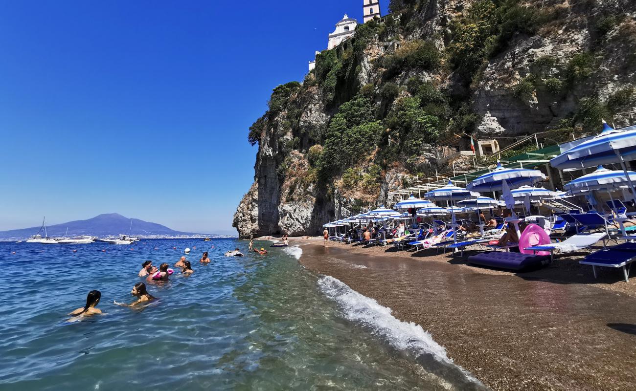 Фото Vico Equense beach с серая чистая галька поверхностью