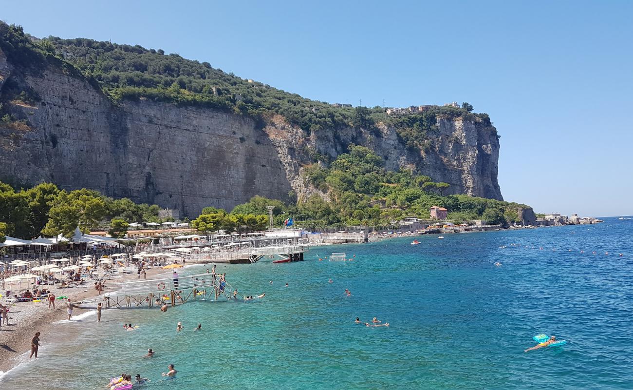 Фото Spiaggia Seiano с серая чистая галька поверхностью