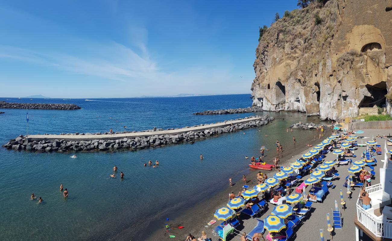 Фото Spiaggia di Meta III с песок с галькой поверхностью