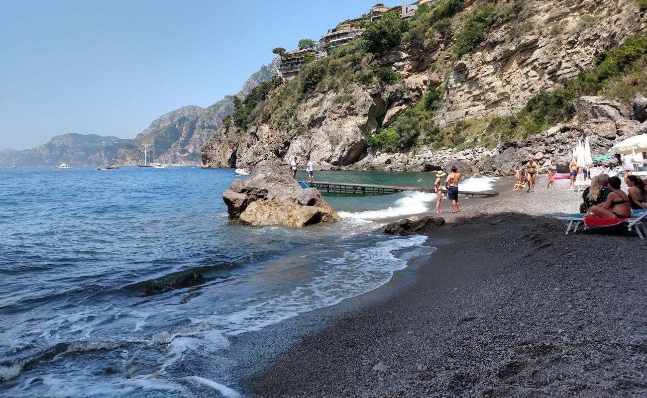 Фото Spiaggia di via Laurito с серая чистая галька поверхностью