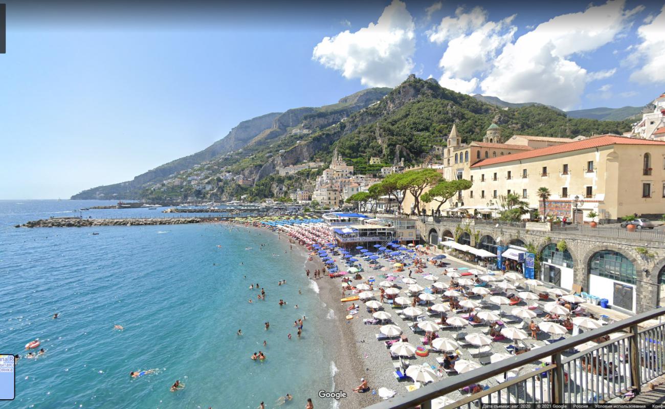 Фото Amalfi beach поддерживаемый скалами