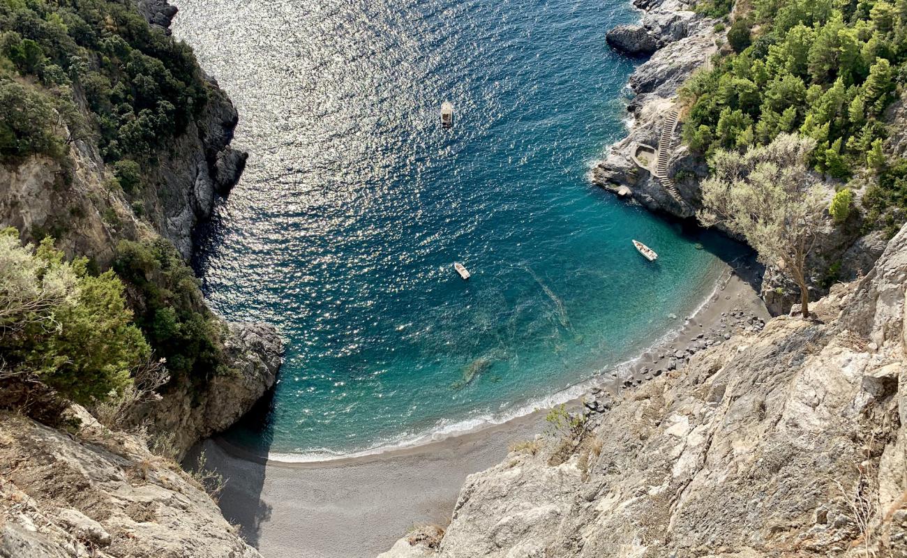 Фото Spiaggia Cavallo Morto с серая чистая галька поверхностью