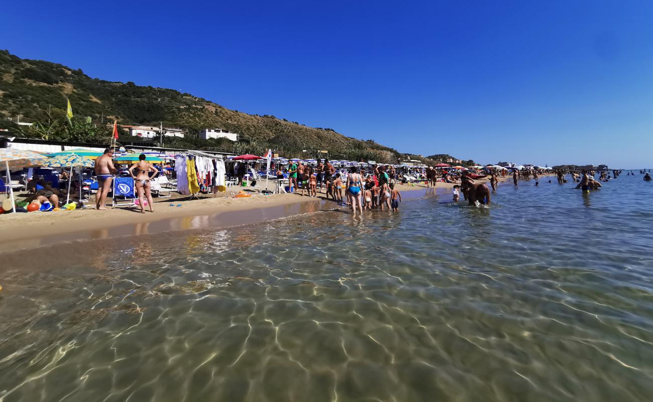 Фото Spiaggia Grande di Acciaroli с темный чистый песок поверхностью