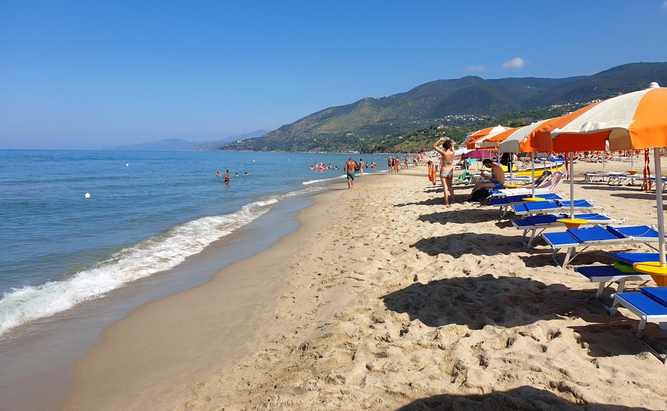 Фото Spiaggia Le Saline с светлый песок поверхностью