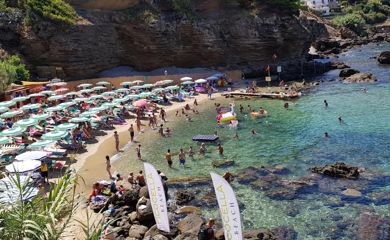 Фото Spiaggia Ficocella с золотистый песок поверхностью