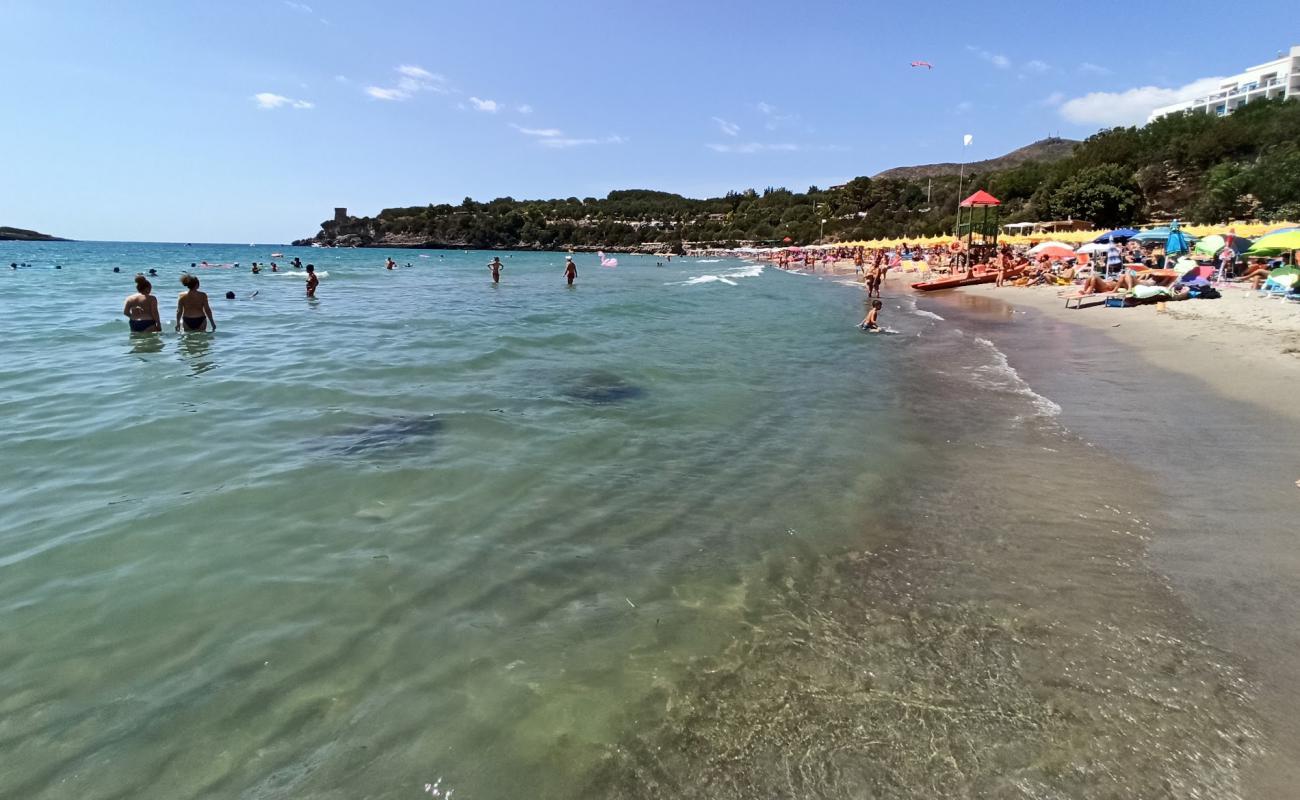 Фото Spiaggia Calanca с темный чистый песок поверхностью