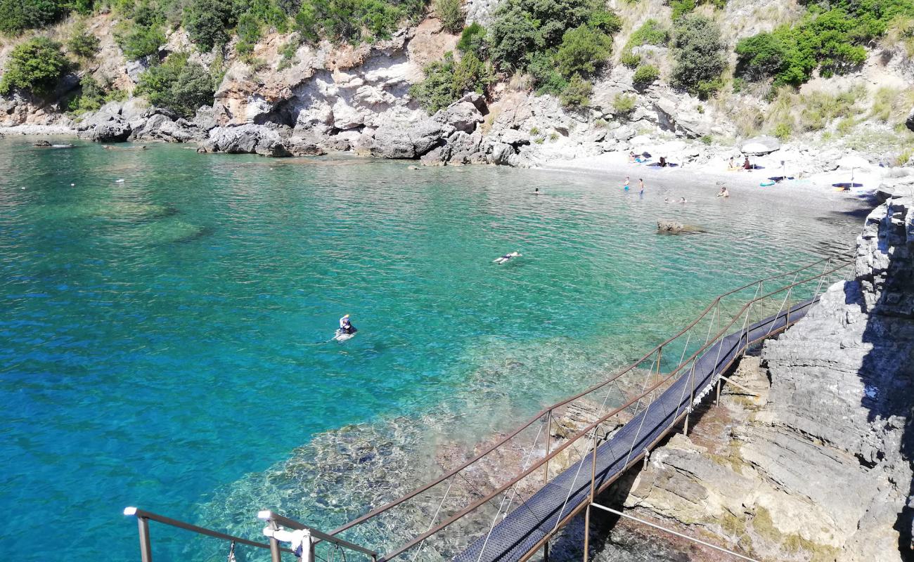 Фото Scario wild beach с серая галька поверхностью