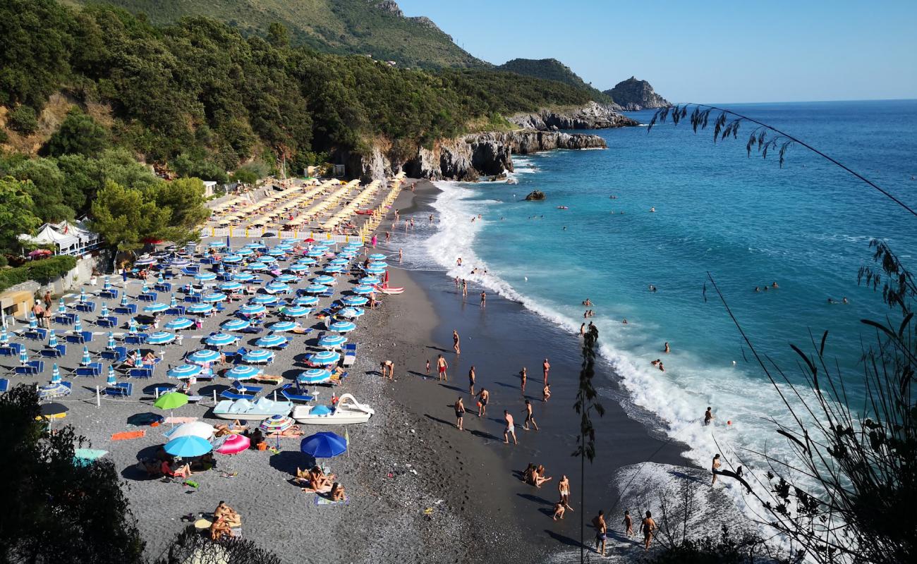 Фото Spiaggia di Macarro с темный песок поверхностью