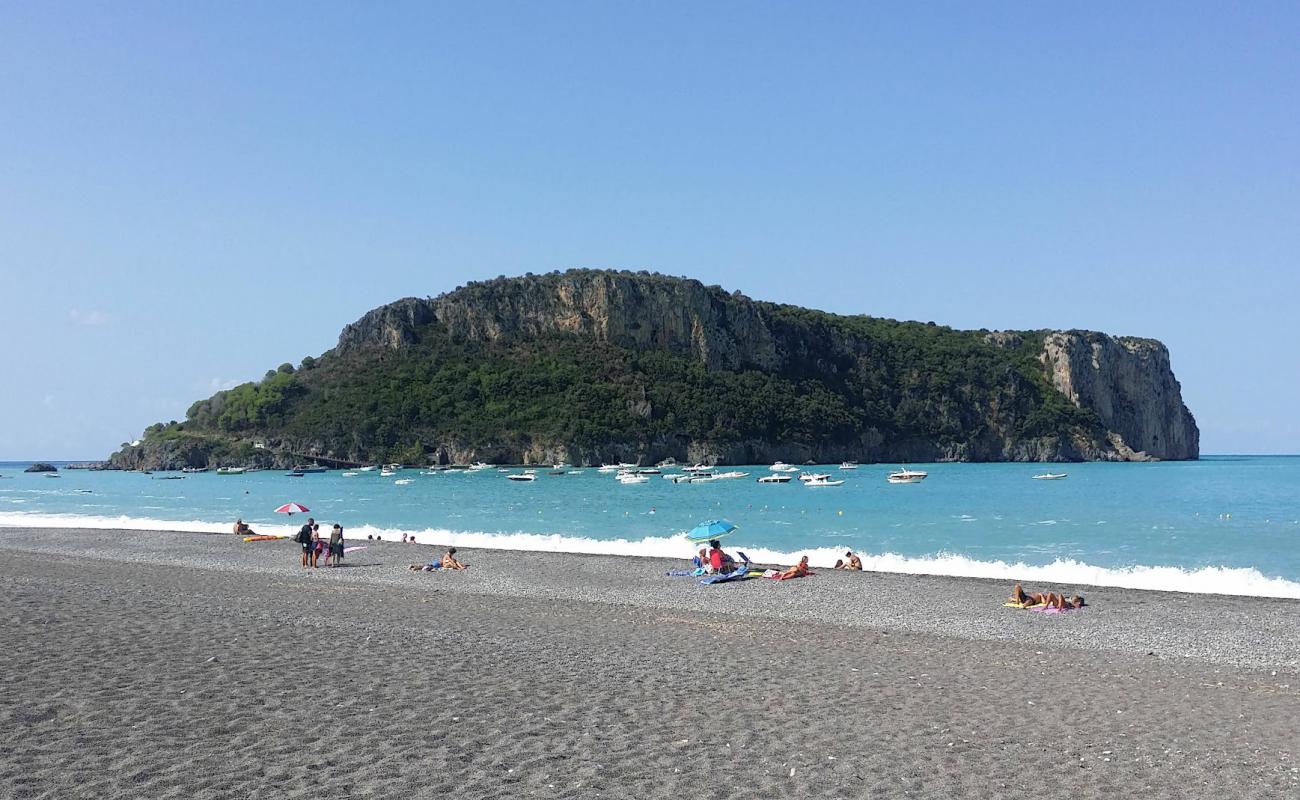 Фото Spiaggia Praia a Mare с серая чистая галька поверхностью