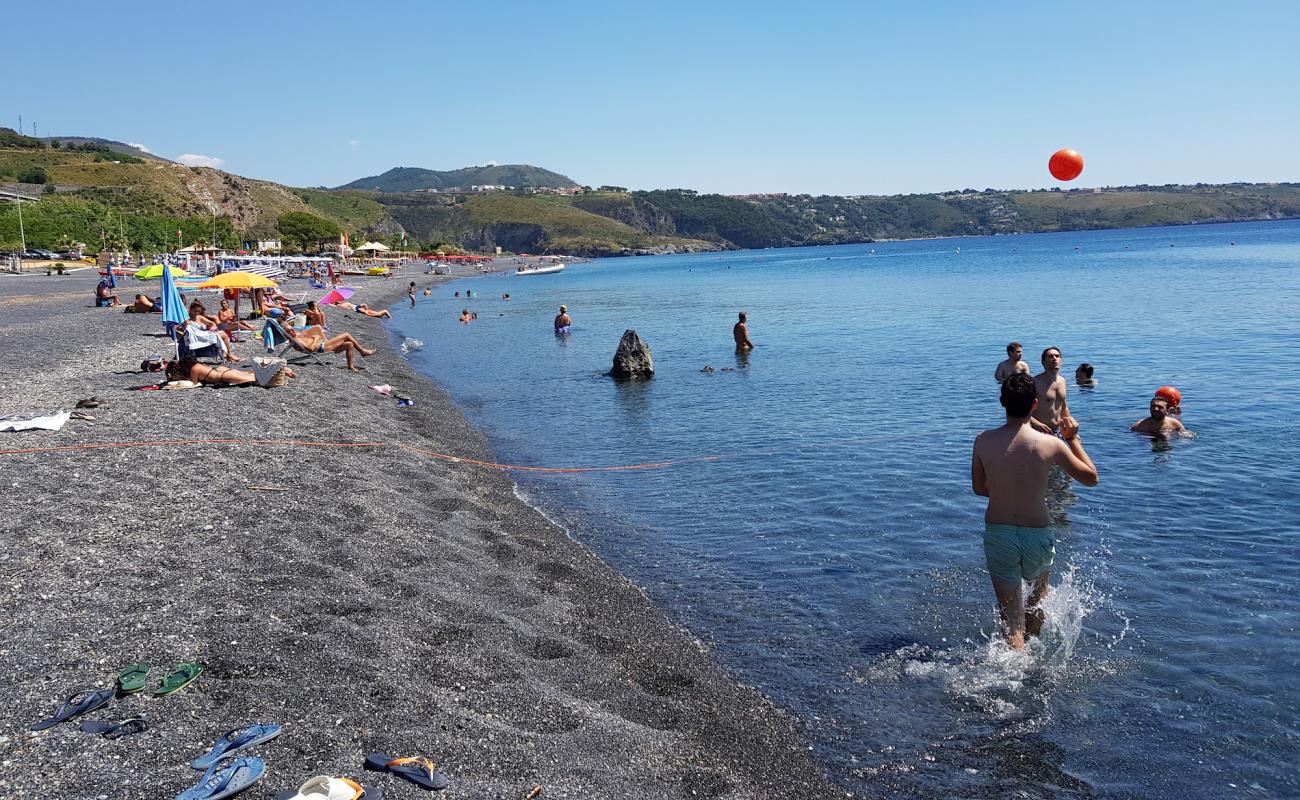 Фото Spiaggia Fiuzzi с серая чистая галька поверхностью