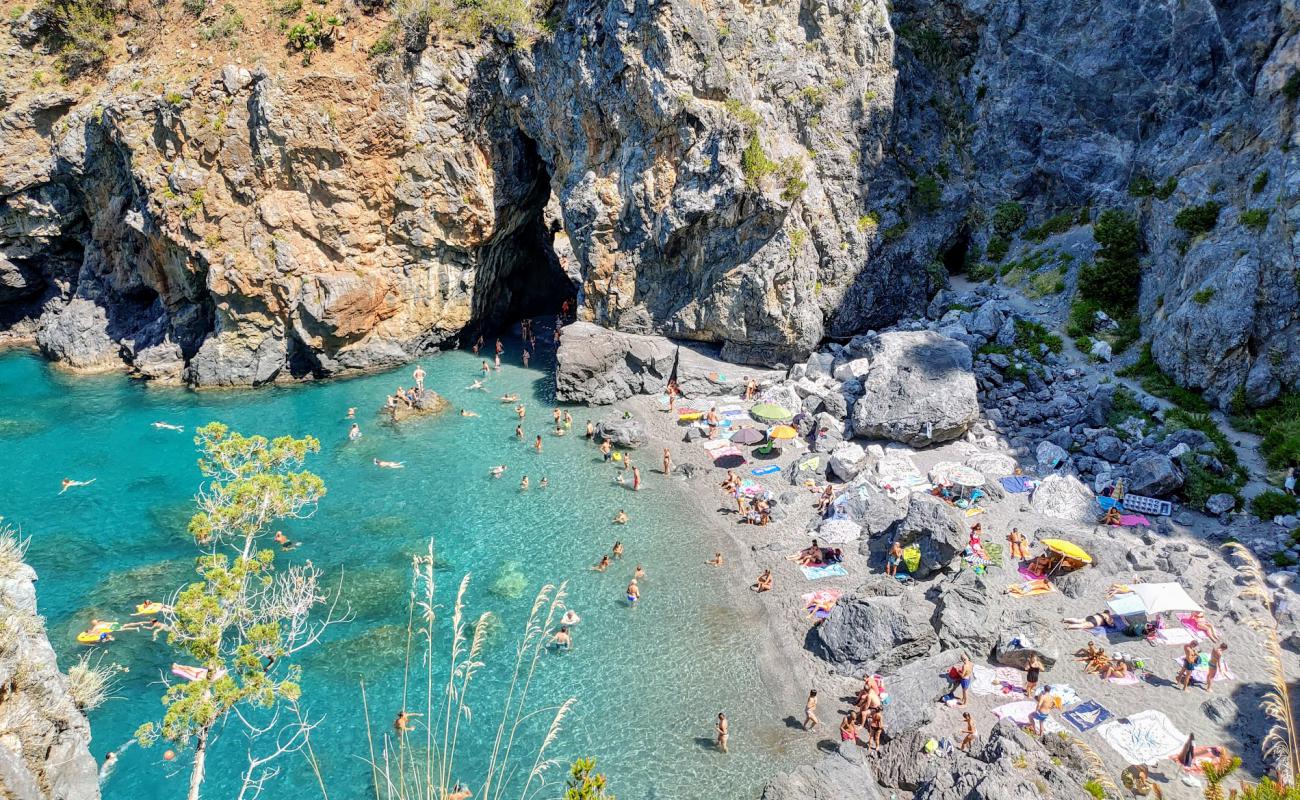 Фото Spiaggia dell'Arcomagno с серая чистая галька поверхностью