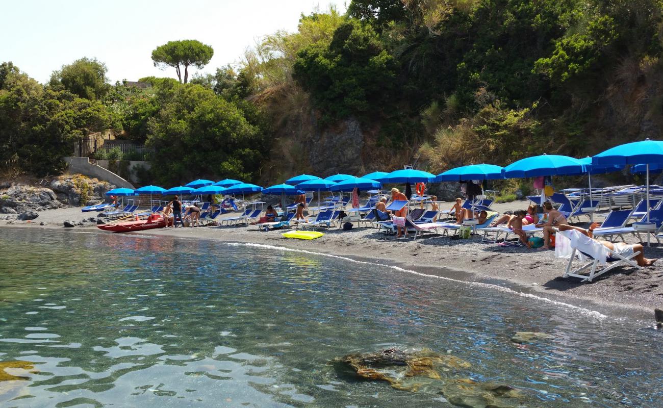 Фото Spiaggia Le Terrazze с серая чистая галька поверхностью