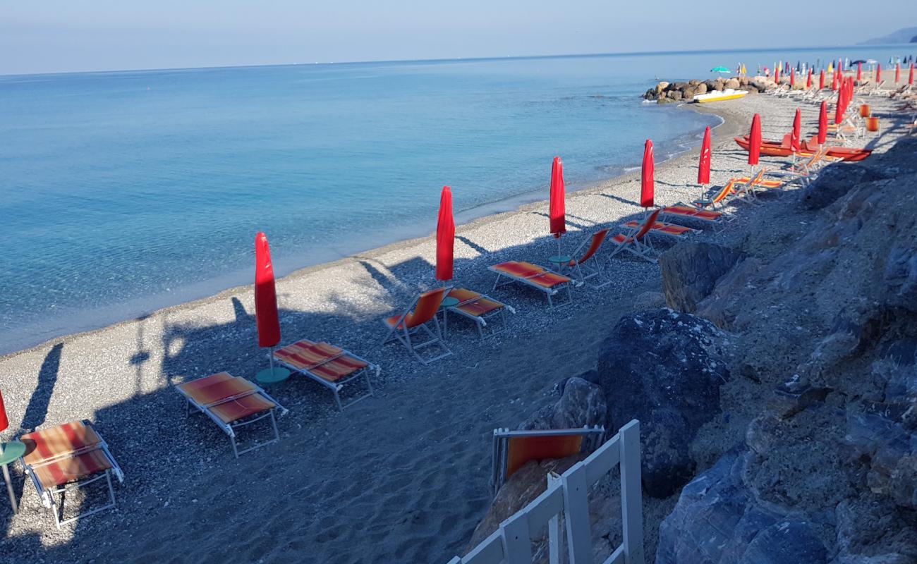 Фото Marina di Fuscaldo beach с серая чистая галька поверхностью