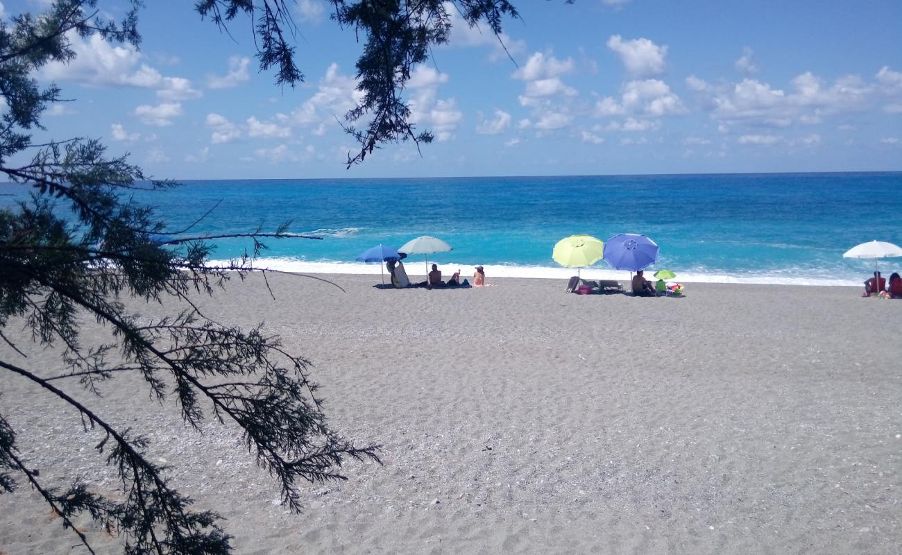 Фото Marina di Belmonte beach с серый песок поверхностью