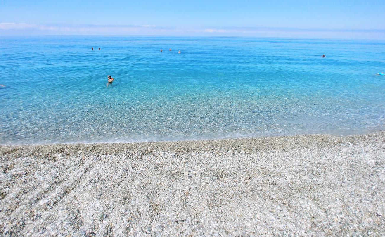 Фото Pezzalonga beach с серая чистая галька поверхностью