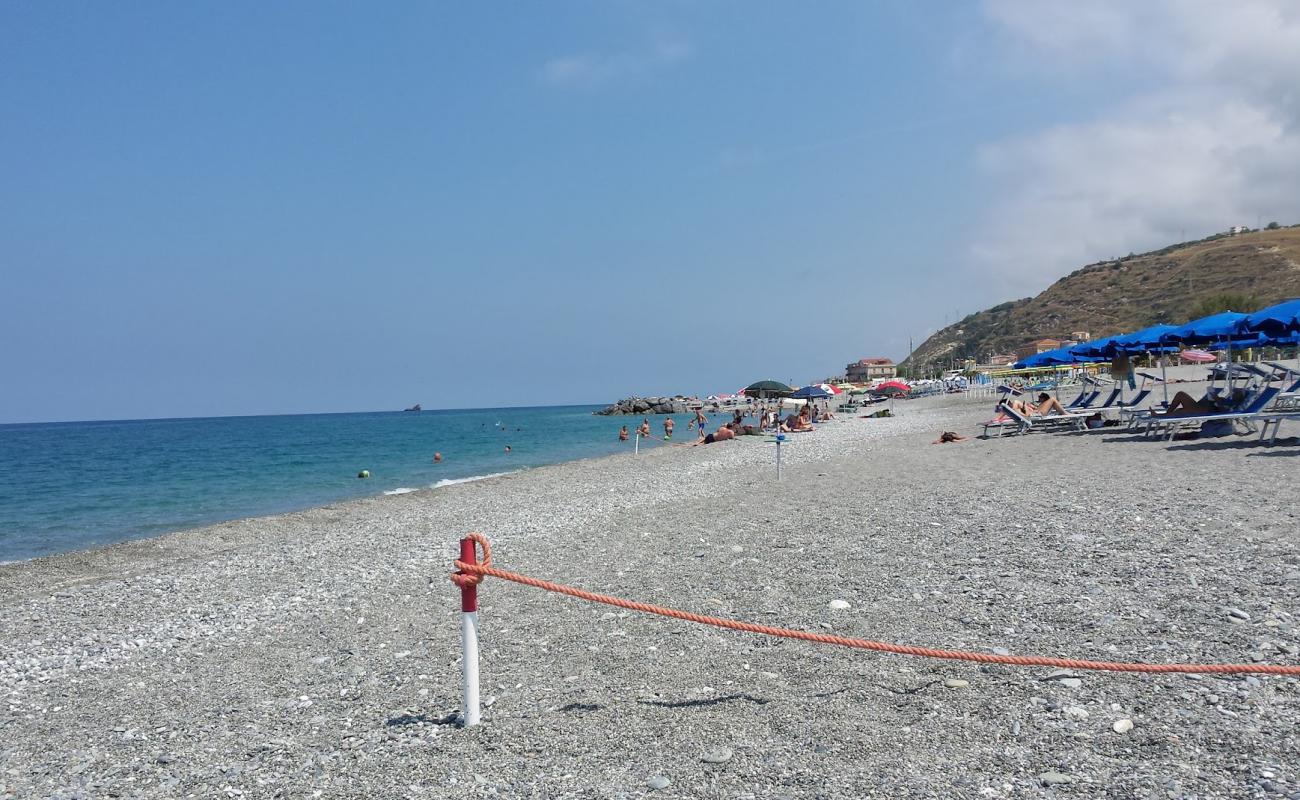 Фото Spiaggia Amantea с серая чистая галька поверхностью