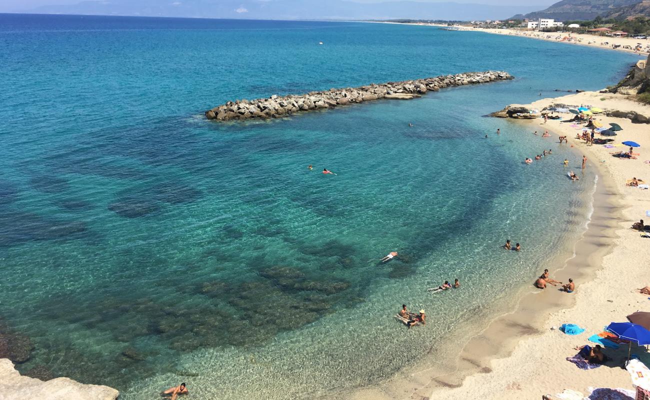 Фото Pizzo beach II с светлый песок поверхностью