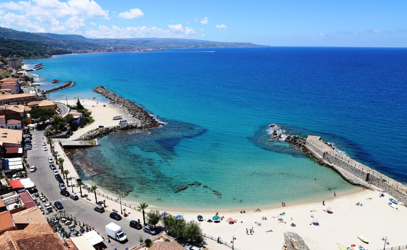 Фото Pizzo Beach с светлый песок поверхностью