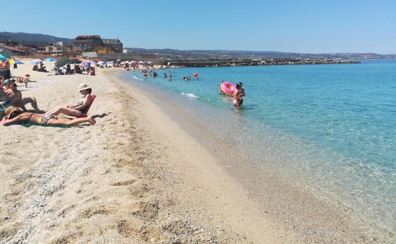 Фото Spiaggia La Rada с светлый песок поверхностью