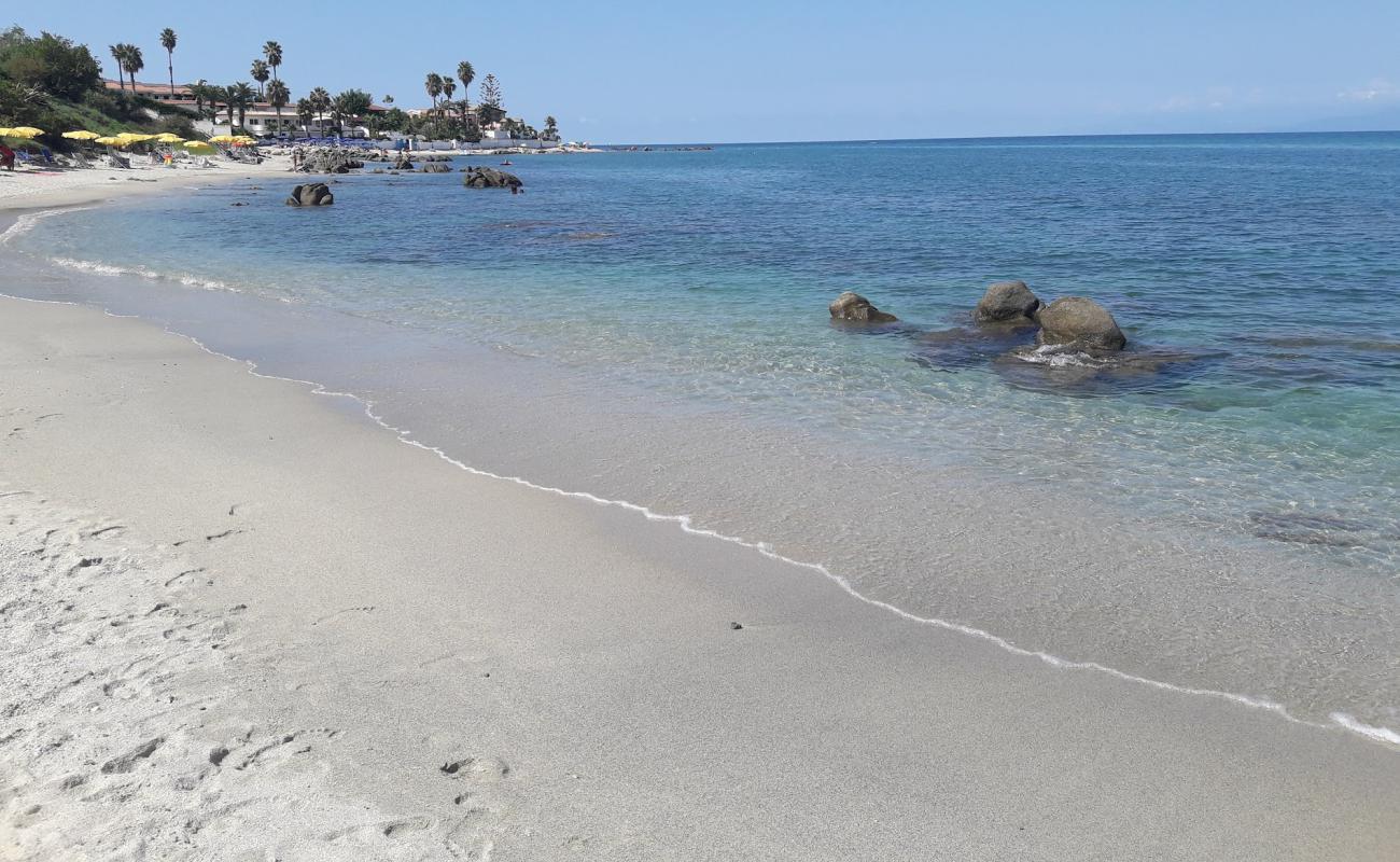 Фото Spiaggia Buccarelli с светлый песок поверхностью