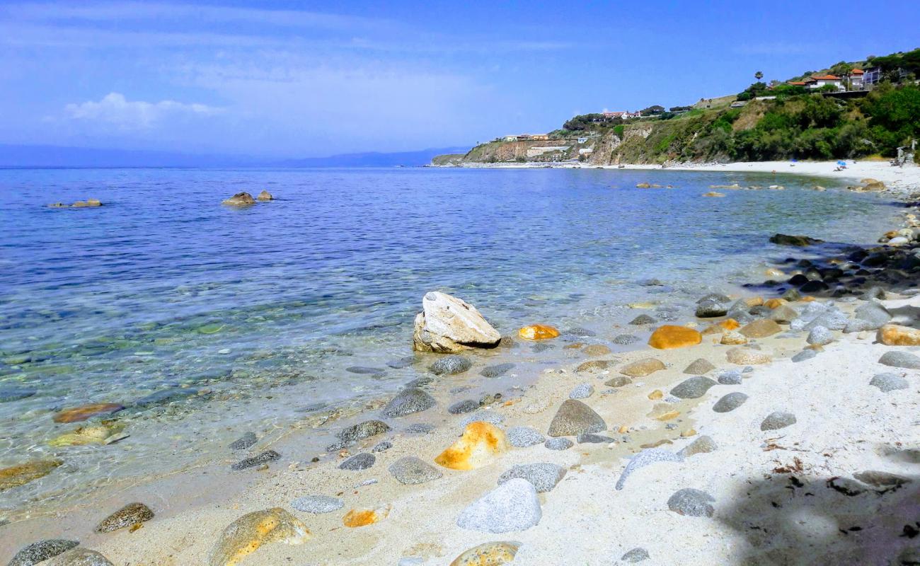 Фото Sant' Irene beach с светлый песок поверхностью