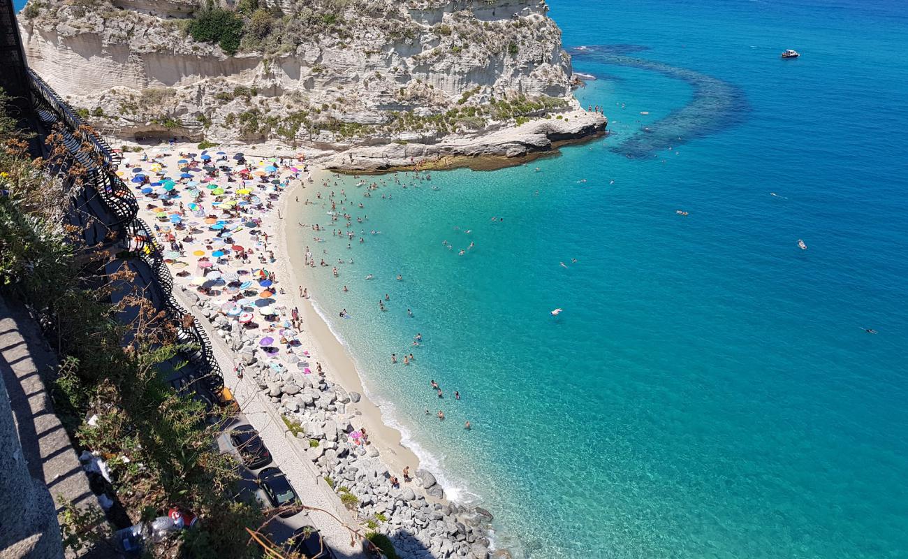 Фото Spiaggia della Rotonda с светлый песок поверхностью