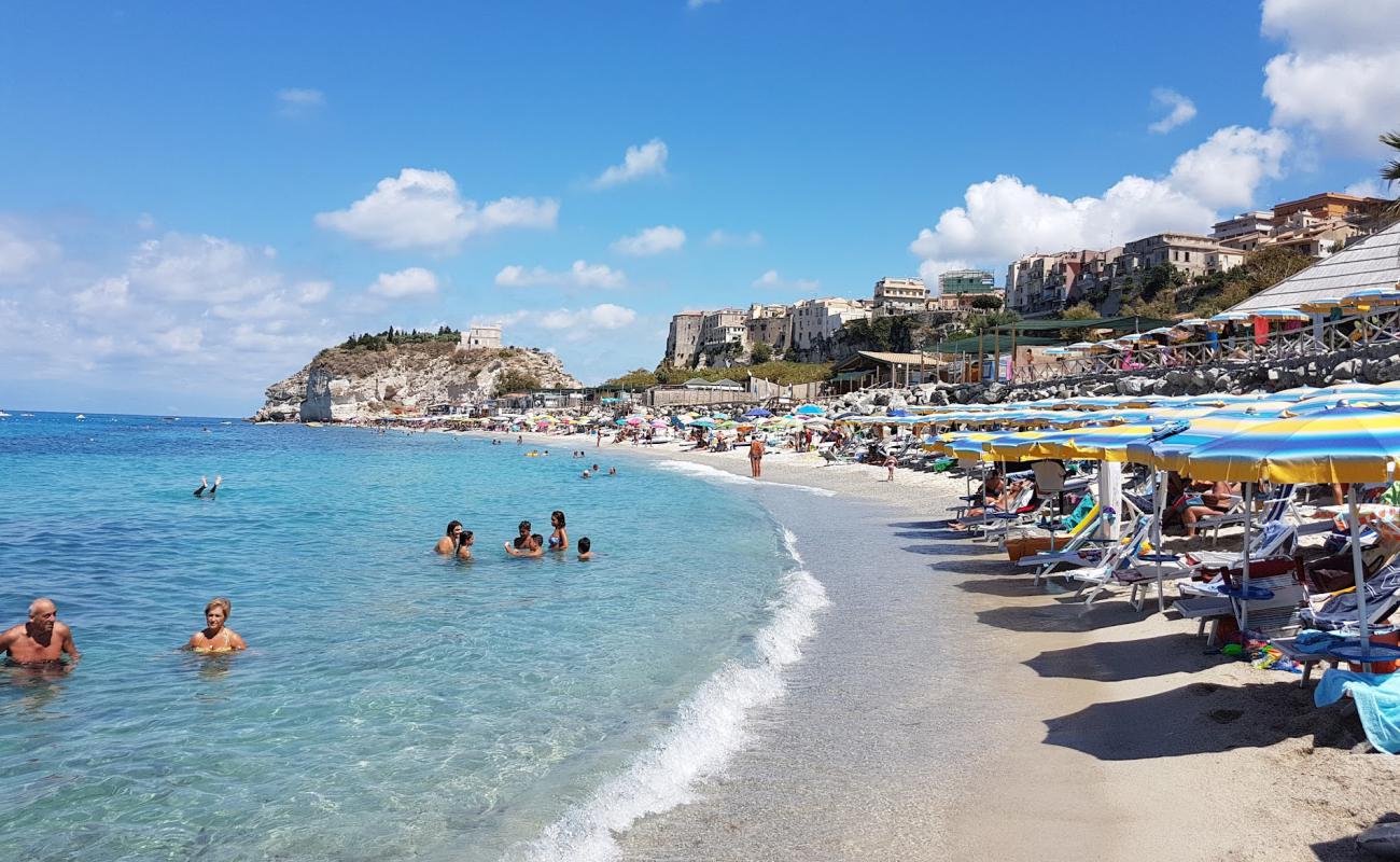 Фото Spiaggia di Tropea с светлый песок поверхностью