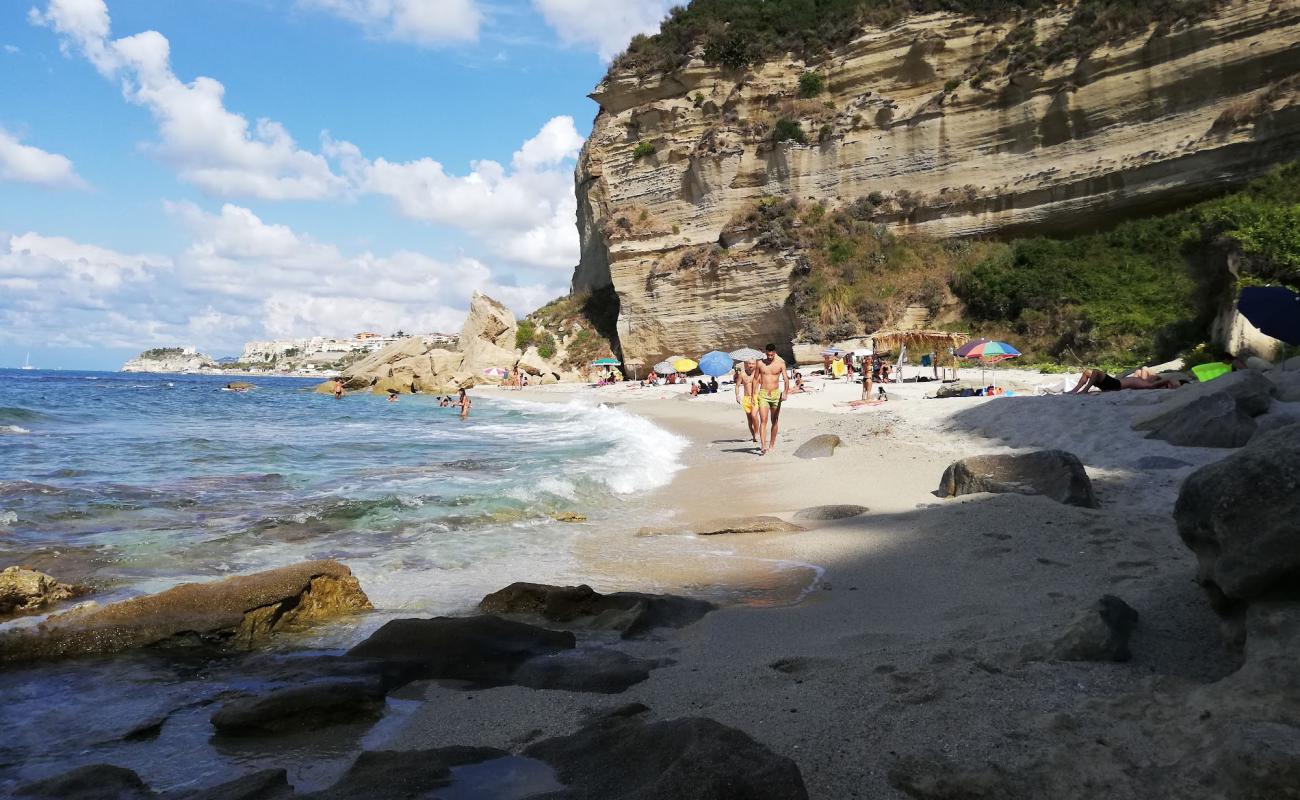 Фото Spiaggia di Luca e Giorgia с светлый песок поверхностью