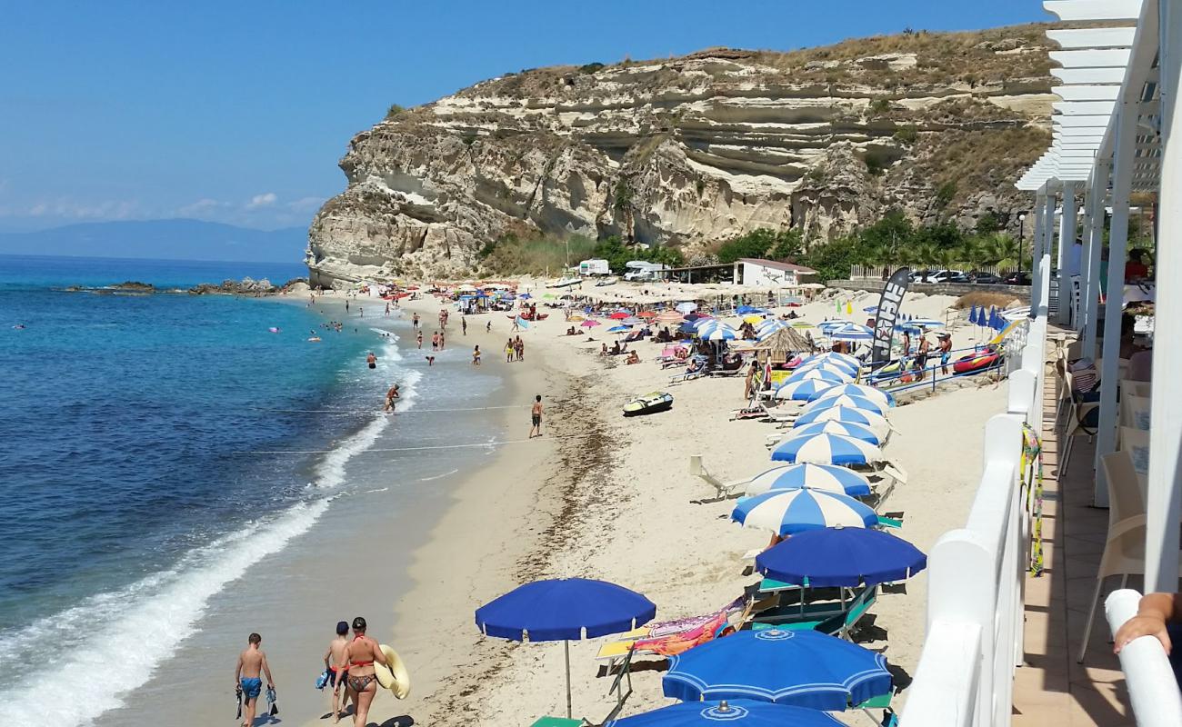 Фото Spiaggia di Riaci с светлый песок поверхностью