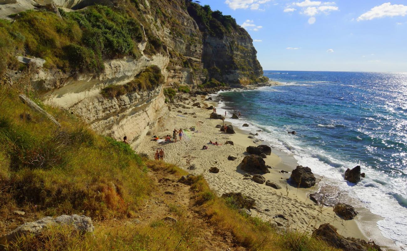 Фото Spiaggia nascosta с светлый песок поверхностью